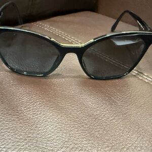 Women's Black Cat-Eye Sunglasses - Classic Fashion Accessory